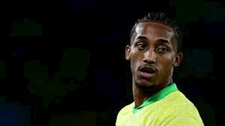 "جعله يتقيأ".. 6 صور ترصد عارض صحي غير معتاد لنجم البرازيل في أرضية الملعب