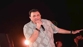 محمد فؤاد يغني "أمريكا شيكا بيكا": حذرنا منها زمان واللي يجي جنبنا نقرقشه