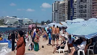 تسللوا للبحر رغم الرايات الحمراء.. إنقاذ 3 مواطنين من الغرق في الإسكندرية - صور