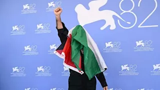 مغني إيطالي يرفع علم فلسطين في مهرجان فينيسيا السينمائي
