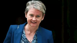 وزيرة خارجية بريطانيا: إسرائيل تزيد الوضع الإنساني الكارثي سوءا