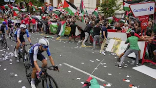 بسبب احتجاجات مؤيدة لفلسطين.. فريق إسرائيل يغيير ملابس لاعبيه في سباق فويلتا