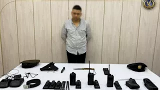 طبنجة صوت و كلبش ولاسلكي.. نهاية عاطل انتحل صفة في قبضة الأمن