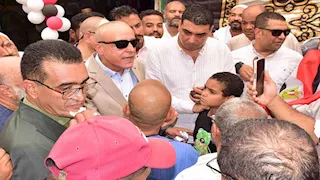 بأسعار مخفضة.. محافظ الأقصر يفتتح معرض "أهلاً مدارس" في إسنا (صور)