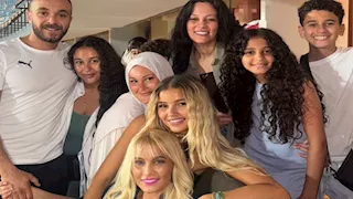 "قصص متفوتكش".. مرتضى منصور يهاجم الحضري.. وزوجة حسام حسن وأبناؤه يدعمون المنتخب