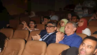 المسرح التجريبي.. علاء عبدالسلام ومحمود حميدة يشاهدان "رماد من زمن الفتونة" لـ"فرسان الشرق" 