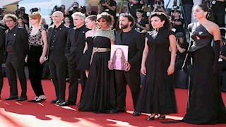 مخرجة "صوت هند رجب" تهدي جائزة مهرجان فينيسيا للهلال الأحمر الفلسطيني 