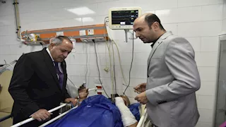 بالصور- محافظ بورسعيد يطمئن على مصابي حادث الطريق الدولي الساحلي 