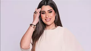 أيتن عامر تروج لمسرحية "فيلم رومانسي" قبل عرضها في دبي
