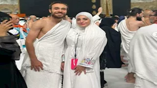 محمد عنتر ينشر صورتين من أدائه مناسك العمرة رفقة زوجته