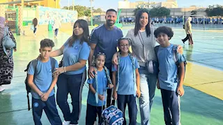 "ورجعنا نحضر لانش بوكس".. حسني عبدربه يشارك صورته مع ابنائه في أول أيام دراسة