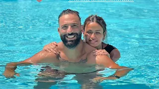 ظهور رومانسي لميدو وزوجته من داخل حمام السباحة