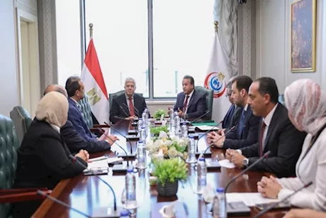 الصحة توقع 5 بروتوكولات لدعم الأطباء وتطوير سكنهم