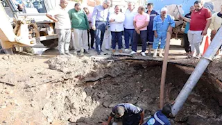 محافظ أسوان يتابع ميدانيًا إصلاح كسر مفاجئ بخط مياه رئيسي (صور)