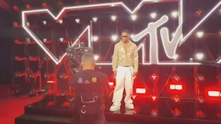بإطلالة غريبة.. محمد رمضان يتألق في حفل جوائز "MTV VMAs 2025"