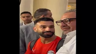 "كوميديا وموقف إنساني".. كيف تعامل محمد صلاح مع محبيه في فندق إقامة منتخب مصر؟ (فيديو وصور)