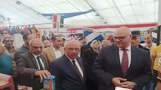 محافظ القليوبية ورئيس الغرفة التجارية يفتتحان معرض "أهلاً مدارس" بشبرا الخيمة -صور