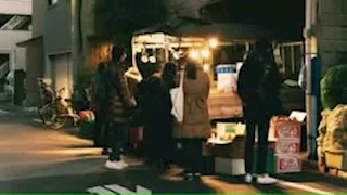 طفل يحصد 550 دولارًا شهريًا من بيع الشاي بالحليب.. ما القصة؟