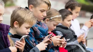 اعتبارًا من 2026.. فرنسا تعتزم حظر وسائل التواصل الاجتماعي للأطفال