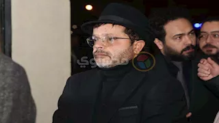 صديق العمر..  محمد هنيدي في عزاء والدة الفنان هاني رمزي