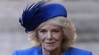 "هاجمها في القطار".. الملكة كاميلا تكشف تفاصيل تعرضها للاعتداء الجنسي