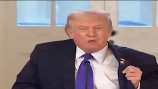 دبوس ترامب السعيد يلفت الأنظار في البيت الأبيض.. ما القصة؟