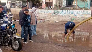انفجار خط مياه رئيسي يُغرق شوارع قرية أشليم في المنوفية (صور)