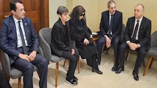 الحزن يخيم على فيروز في جنازة ابنها هلي داخل كنيسة رقاد السيدة - المحيدثة (صور)