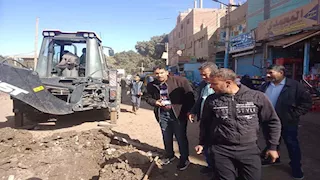 بالصور- رئيس مركز أبنوب يشرف على إصلاح كسر مياه الشرب ببني محمديات
