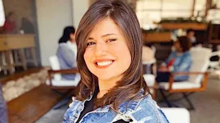 جمعت بين البساطة والأناقة.. ديانا هشام بلوك شتوي مميز