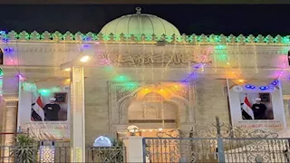 عمرو أديب منتفدًا وضع صورة وزير الأوقاف على جامع السيدة زينب: غير مبرر