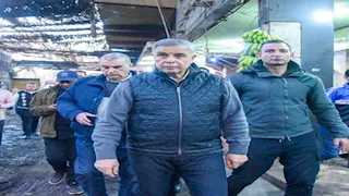 لمتابعة الأسعار.. محافظ الإسكندرية يتفقد سوق الحضرة للخضر والفاكهة -صور