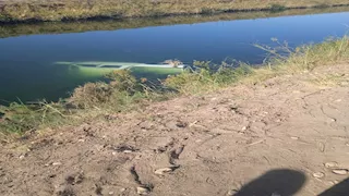 استمرار جهود انتشال سيارة مدير مكتب محافظ أسوان بعد انقلابها فى ترعة