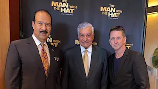 هوليود تحتفي بـ زاهي حواس في العرض العالمي الأول لفيلم "الرجل ذو القبعة"