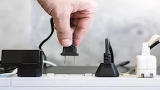 اسحب الفيشة فورا.. أجهزة تستهلك كهرباء حتى وهي مغلقة