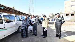 سيدة تستوقف موكب محافظ الفيوم بـ "روشتة" علاج.. وقرار عاجل من الأنصاري