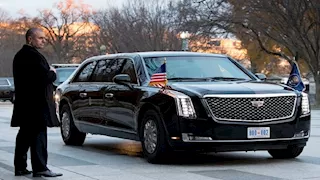 أثناء عودته من عطلة نهاسة الأسبوع.. جسم غامض يغير مسار موكب عودة ترامب لـ واشنطن