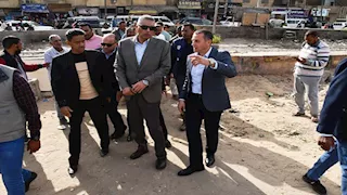 محافظ أسوان يتفقد نقاط العبور المؤقتة بمزلقان السيل القديم 