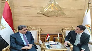 رئيس جامعة بنها يبحث مع نقيب الأطباء البيطريين تدريب الخريجين 