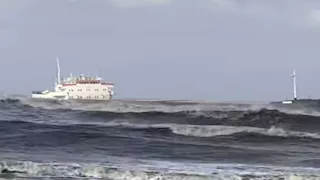 جنوح السفينة "FENER" على شاطئ بورسعيد بسبب الطقس السيئ