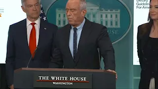 نغمة موبايله صوت بطة.. فيديو محرج لوزير الصحة الأمريكي بالبيت الأبيض