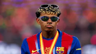 ظهر يدخن السجائر.. لامين يامال يورط زميله في بث مباشر