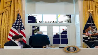 "نراقب الموقف".. البيت الأبيض ينشر صورة لـ ترامب يقف أمام نافذة تظهر خلفها خريطة جرينلاند