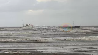 في طريقها للغرق.. الأمواج تُلقي بسلم سفينة FENER على شاطئ بورسعيد (فيديو وصور)
