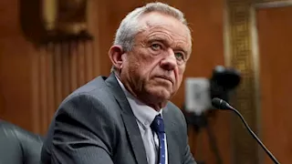 وزير الصحة الأمريكي يثير الجدل: لا أعرف كيف بقى ترامب على قيد الحياة