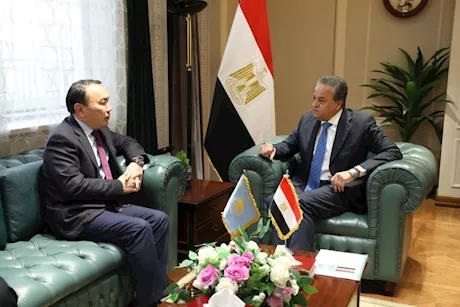 عبدالغفار يبحث مع سفير كازاخستان تعزيز التعاون الصحي والدوائي