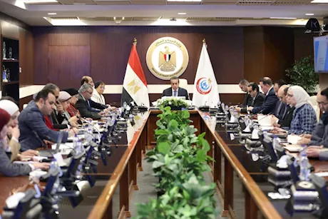 وزير الصحة يتابع الخطة الاستثمارية ومراحل التأمين الصحي الشامل