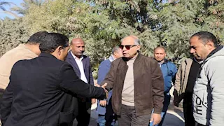 بعد حادث الـ11 ضحية.. محافظ المنيا يواسي أسر عمال المحاجر ويصرف إعانات عاجلة