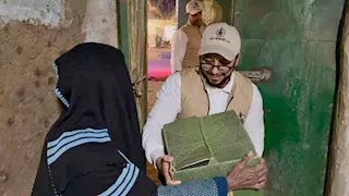 "بيت الزكاة والصدقات" يوزع آلاف البطاطين والألحفة والعبوات الغذائية