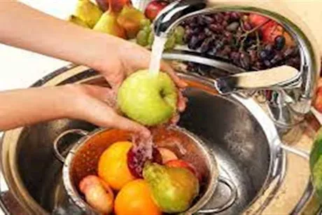 كيف تتخلص من بقايا مبيدات الفاكهة قبل تناولها؟- طبيب يوضح